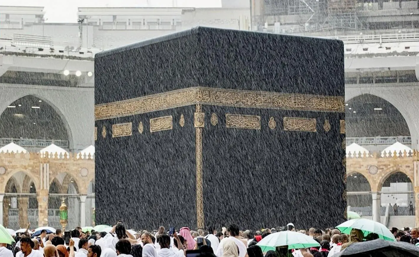 ببینید؛ بارش باران شدید در خانه خدا