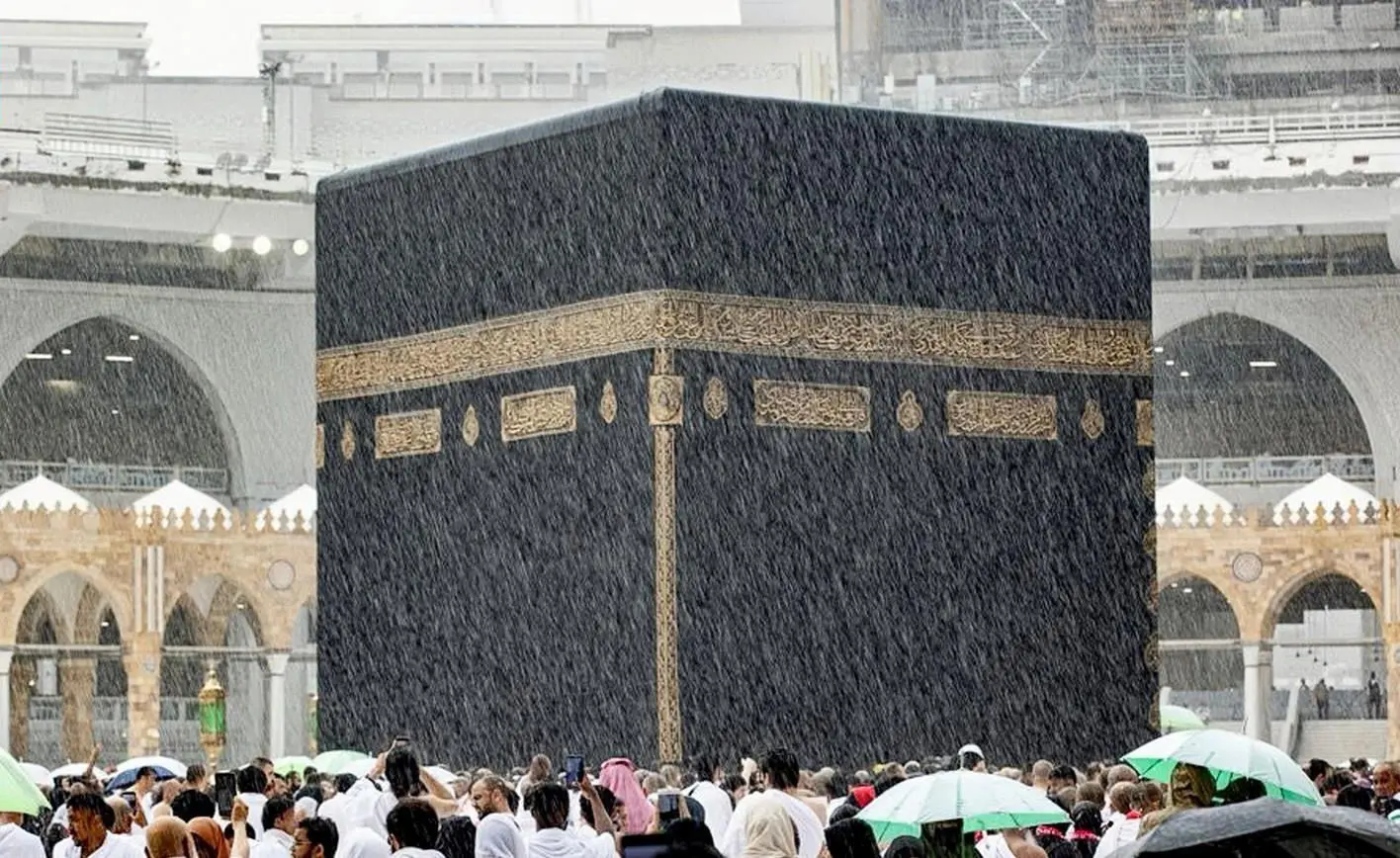ببینید؛ بارش باران شدید در خانه خدا