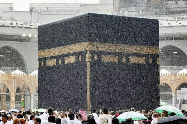 ببینید؛ بارش باران شدید در خانه خدا