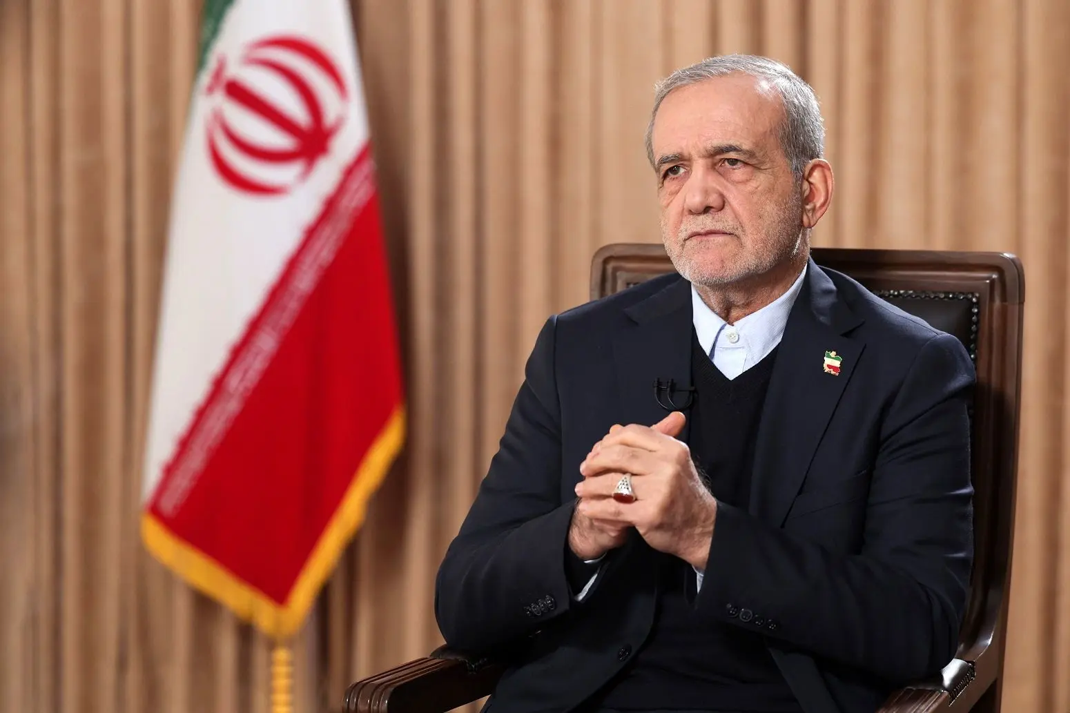 تصاویر دیدار رئیس‌جمهور با خانواده‌های شهدا و آسیب‌دیدگان حوادث دی‌ماه