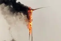 آتش گرفتن توربین بادی بر اثر اصابت صاعقه 