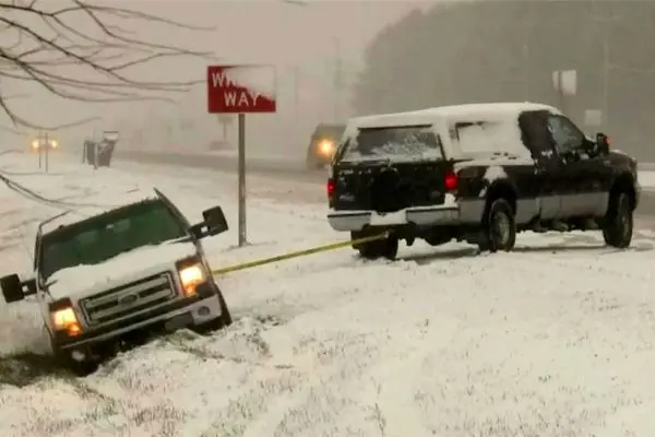 گیر کردن خودروها در برف سنگین آیووا