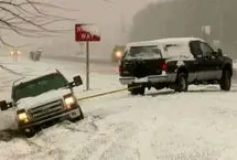 گیر کردن خودروها در برف سنگین آیووا