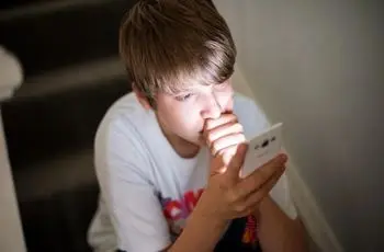 دوستی‌های مجازی با افراد ناشناس؛ زنگ خطری جدی برای کودکان در فضای سایبری
