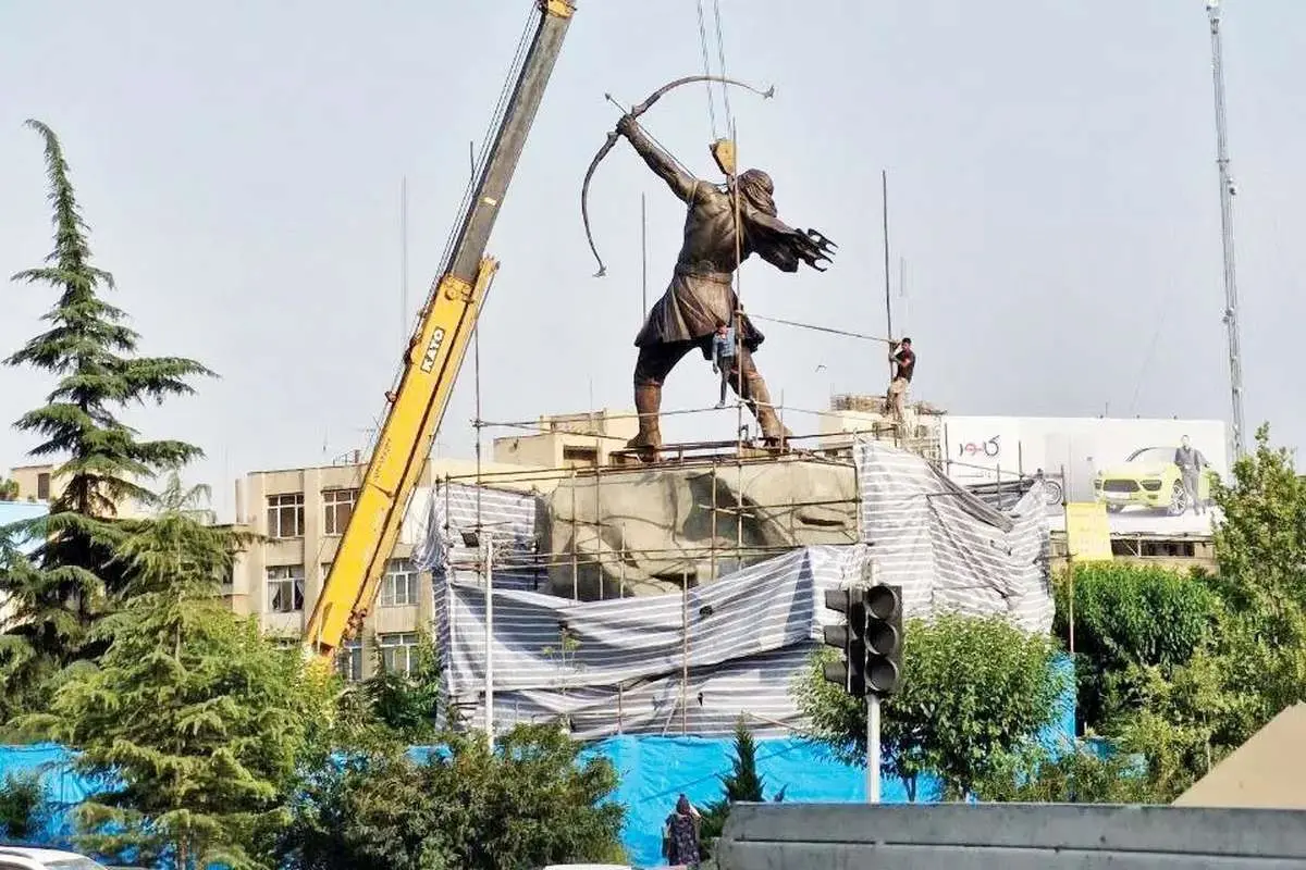 ماجرای نصب مجسمه آرش کمانگیر در میدان ونک