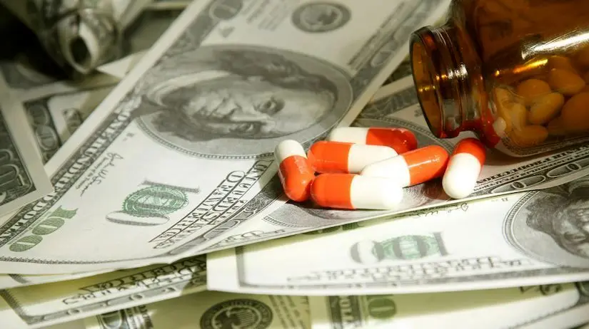 چرا داروی ایرانی قاچاق می‌شود؟/ عارف اعتراض کرد
