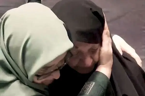 گریه‌های سخنگوی دولت در آغوش مادر شهیدان زین‌الدین