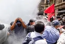 پلیس مکزیک با گاز اشک‌آور معلمان معترض را متفرق کرد