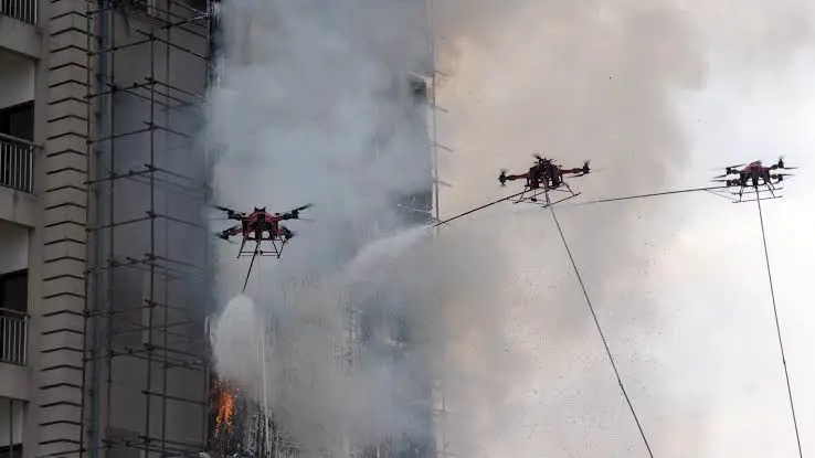 اطفای حریق یک برج توسط پهپادها