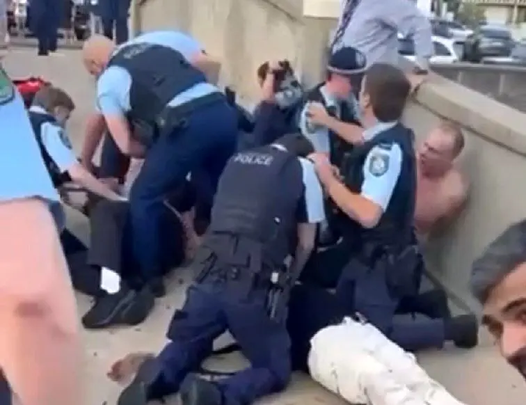 روایت گاردین از تیراندازی در جشن یهودیان استرالیا: همه‌چیز غیرواقعی و باورنکردنی به نظر می‌رسید