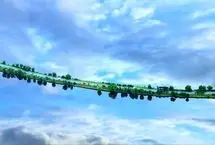 توهم حرکت خودروها در آسمان بر اثر انعکاس نور در دریاچه