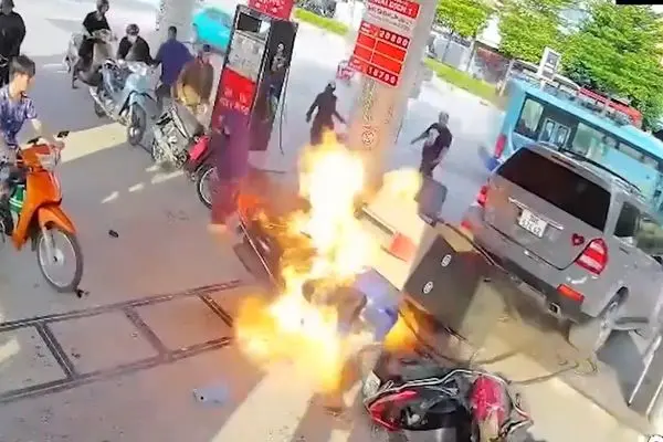 ببینید؛ شاسی‌بلند مرسدس پمپ بنزین را به آتش کشید