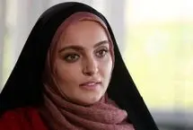 نیلوفر پارسا با چهره‌ای غمگین در فرودگاه