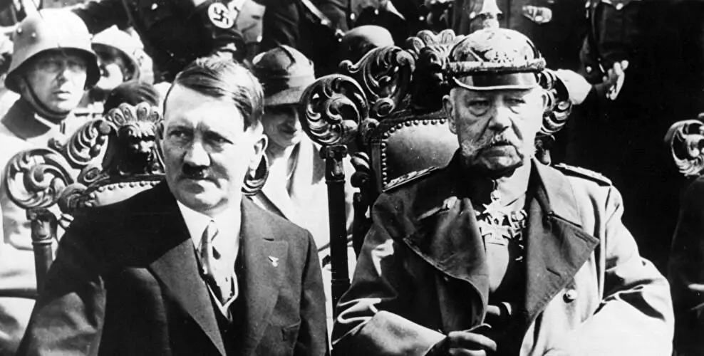 تعظیم هیتلر در برابر رئیس جمهور آلمان، 92 سال قبل