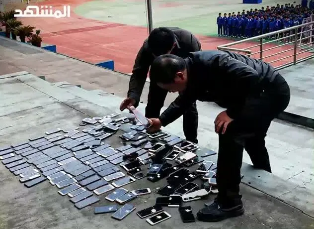نابودی ۱۰۰ موبایل دانش‌آموزان با چکش