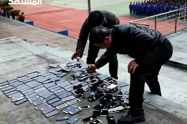 نابودی ۱۰۰ موبایل دانش‌آموزان با چکش