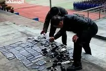 نابودی ۱۰۰ موبایل دانش‌آموزان با چکش