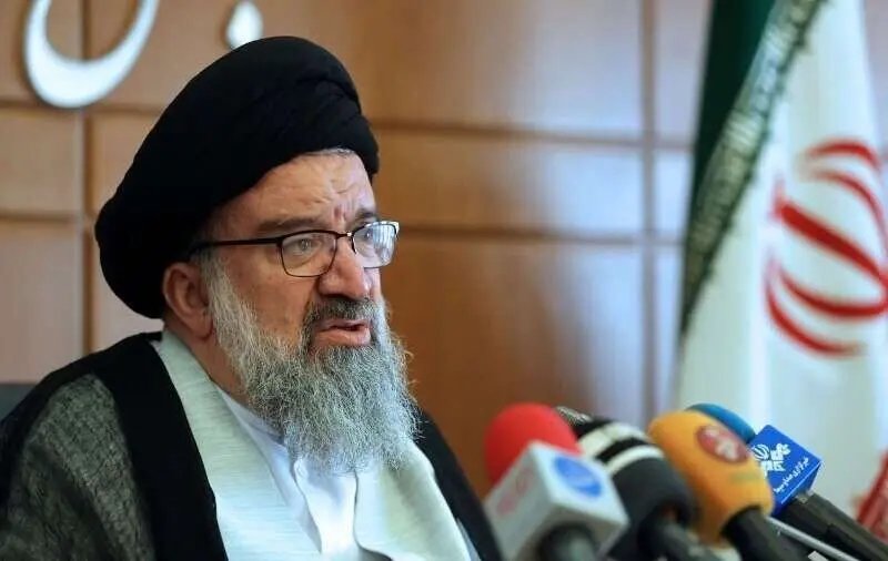 احمد خاتمی: تهدید مقام معظم رهبری محاربه است و محاربه حکم اعدام دارد  

