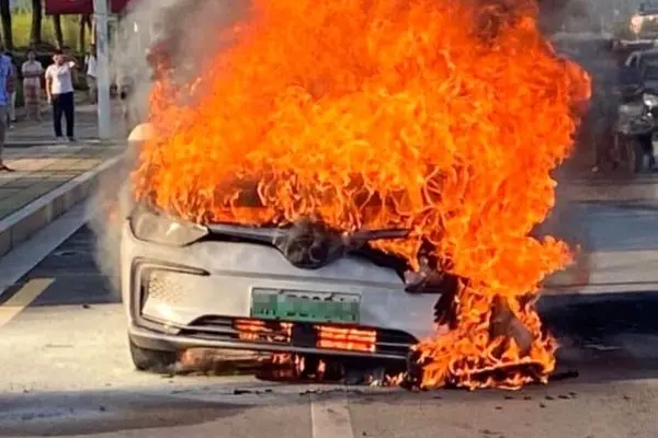 لحظه انفجار خودروی برقی در چین