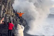 ببینید؛ برخورد موج بزرگ به یک گردشگر در حال گرفتن عکس