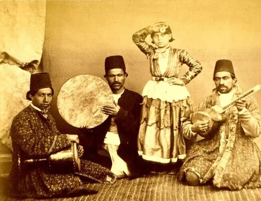 عکس هایی جذاب از یک گروه نمایش و رقص در دوران قاجار