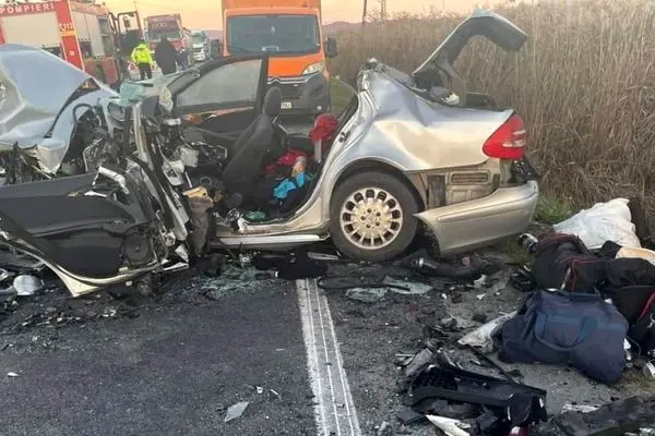 ببینید؛ تصادف مرگبار کامیون با خودرو در جاده بارانی 