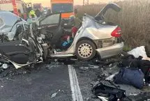 ببینید؛ تصادف مرگبار کامیون با خودرو در جاده بارانی 