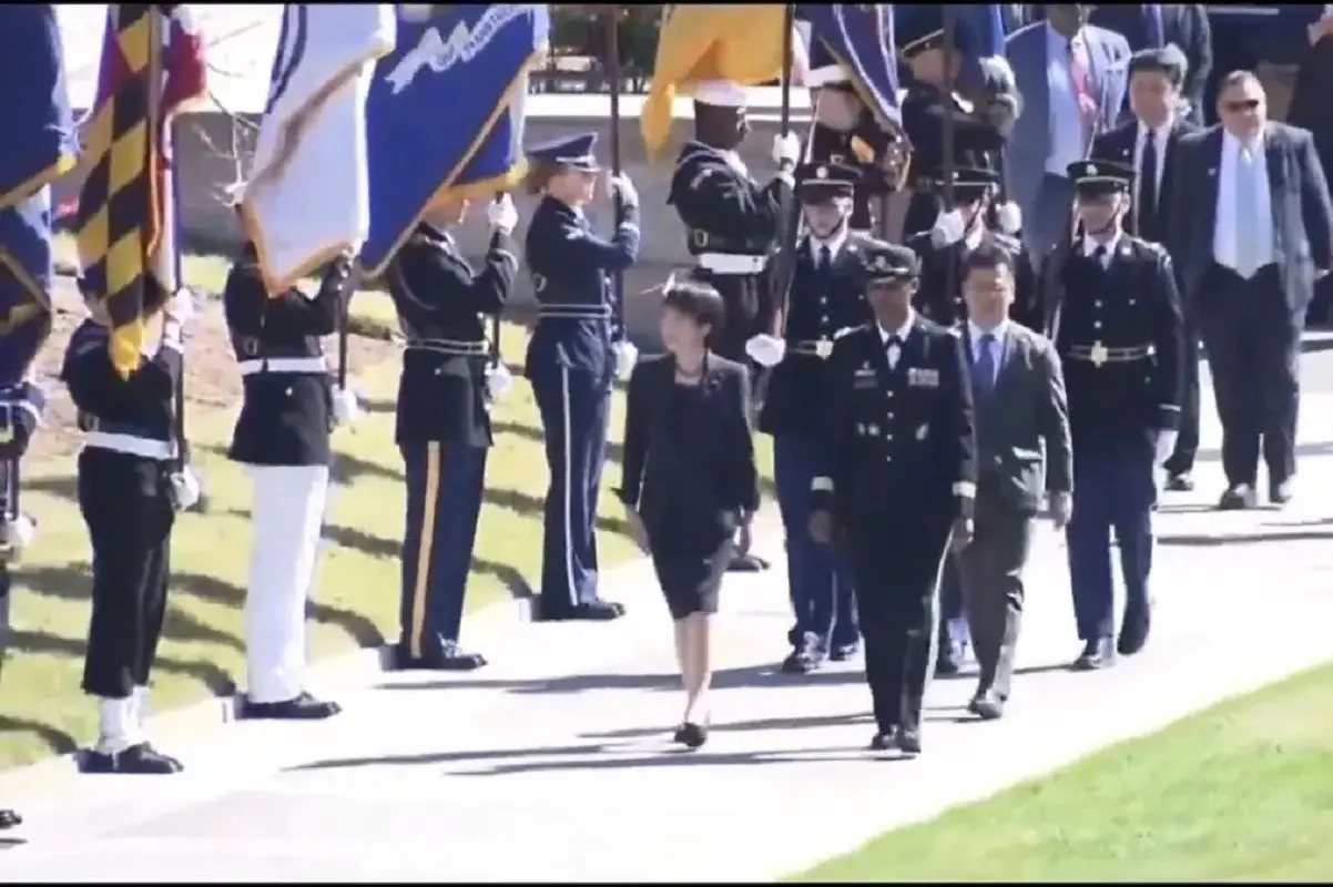 ادای احترام نخست وزیر ژاپن به پرتاب‌کننده بمب اتم