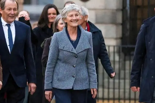 رئیس‌جمهور ایرلند در مدرسه برای بچه‌ها روپایی زد