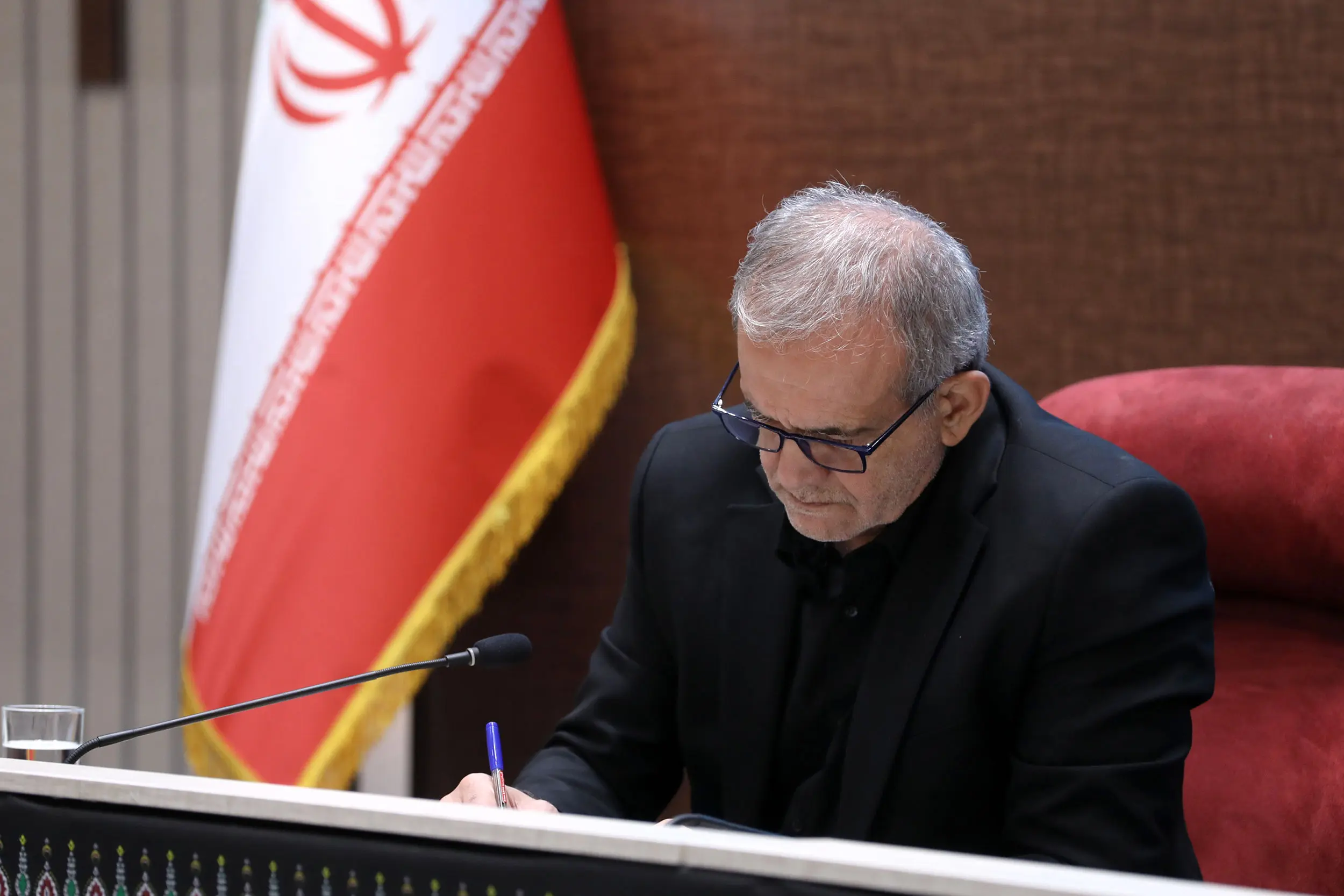 پزشکیان: ایستادگی مردم ایران برای دشمنان سخت و سنگین تمام شد
