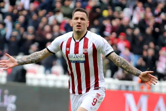 خرید بزرگ پرسپولیس از آلبانی؛ مهاجمی با سابقه حضور در سری آ، لالیگا و لیگ برتر انگلیس