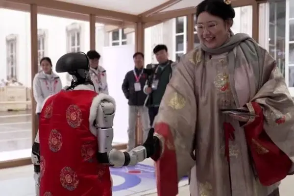 ببینید؛ ربات رقصنده چینی