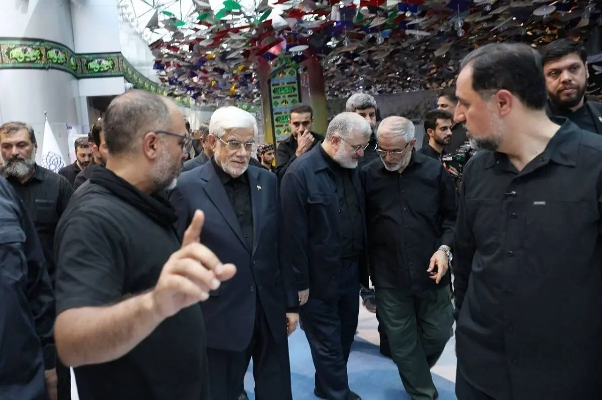 محمدرضا عارف در مراسم تشییع رهبر انقلاب