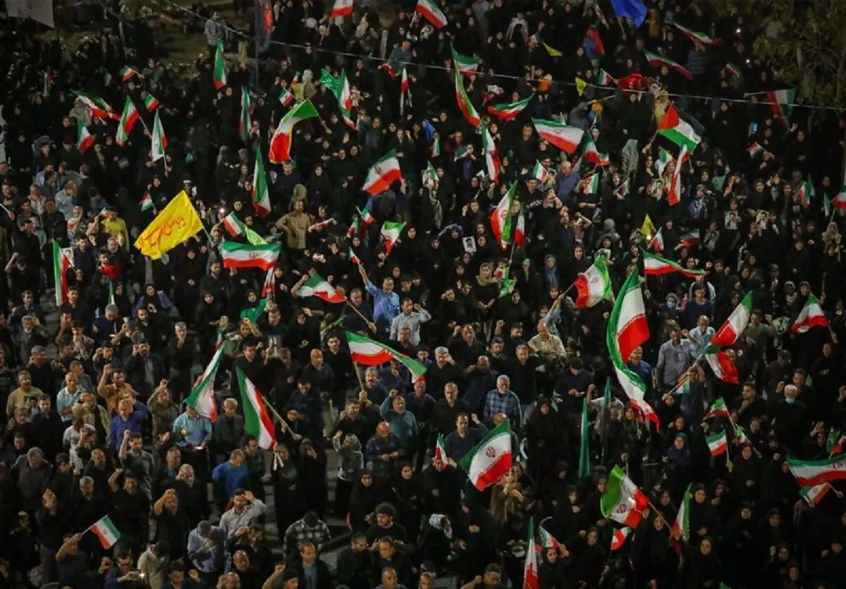 هشدار روزنامه جمهوری اسلامی در مورد منحرف کردن تجمعات شبانه 