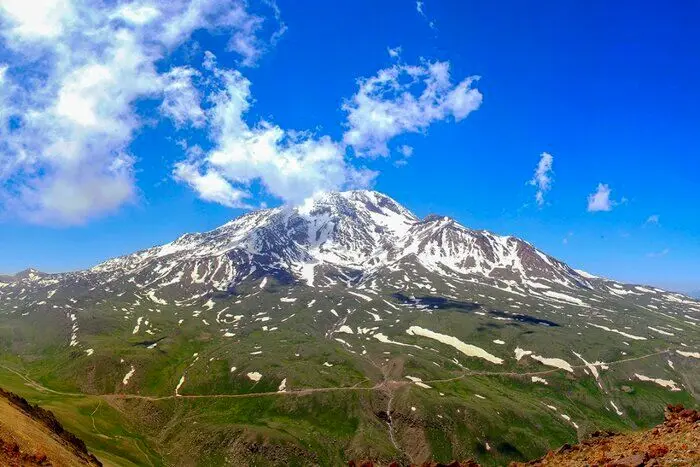 رخت سفید برف پاییزی بر قامت سبلان