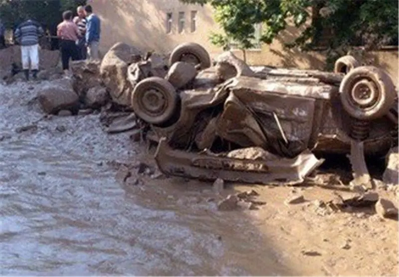 غرق شدن یک خودرو در سیلاب هرمزگان با یک فوتی