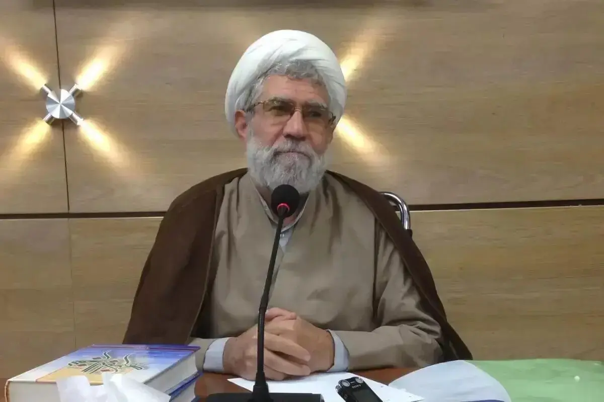 فتوای عجیب یک آیت الله علیه یک روحانی: حکم کفر و خروج از دین بر او صادق است!
