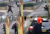 ببینید؛ سرقت بی‌شرمانه از آمبولانس حین امدادرسانی اورژانسی