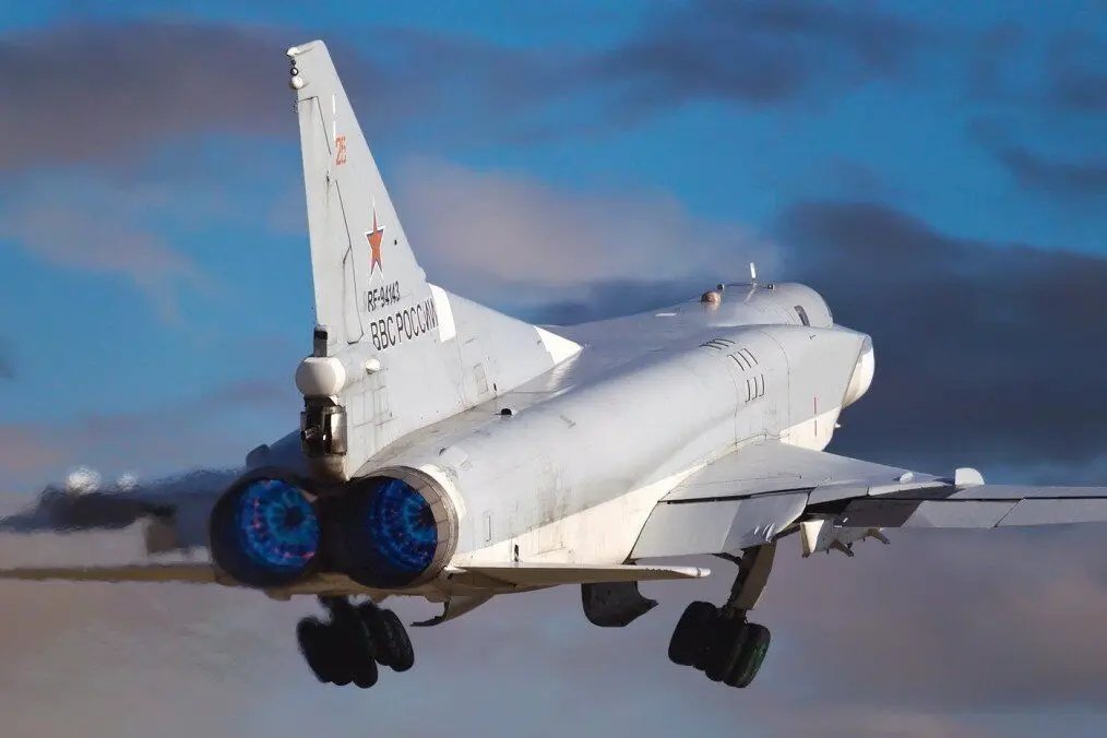 سقوط مرگبار بمب‌افکن B-52 در پایگاه هوایی ادواردز/ هشت خدمه جان باختند