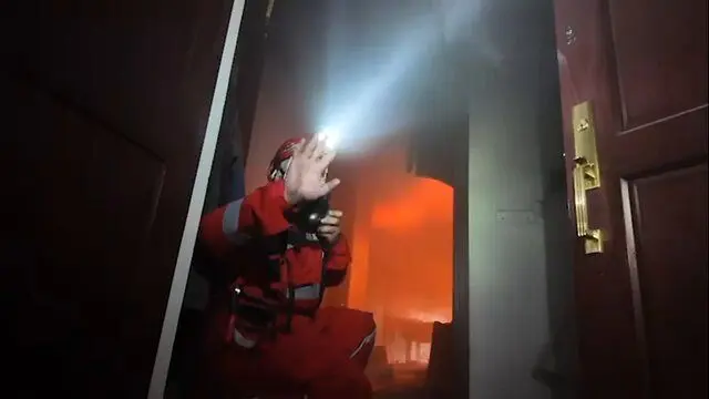 تصاویری از عملیات نفس‌گیر امدادگران هلال احمر برای نجات چندین نفر از میان آتش