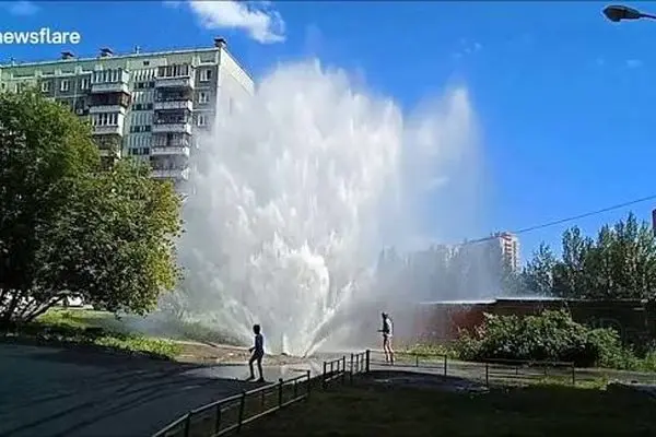 انفجار ناگهانی یک لوله اصلی آب در روسیه