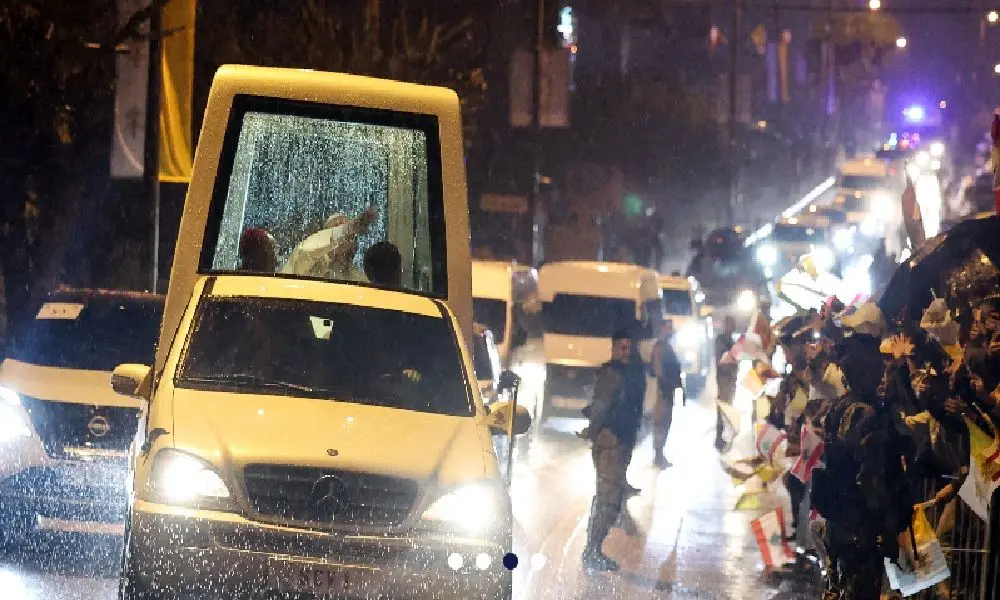 رقص سنتی لبنانی‌ها زیر باران سیل‌آسا در استقبال از پاپ