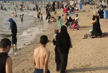 نجات یک کودک از غرق‌ شدن در ساحل شلوغ جده