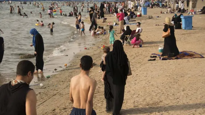نجات یک کودک از غرق‌ شدن در ساحل شلوغ جده