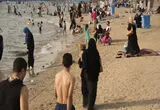 نجات یک کودک از غرق‌ شدن در ساحل شلوغ جده