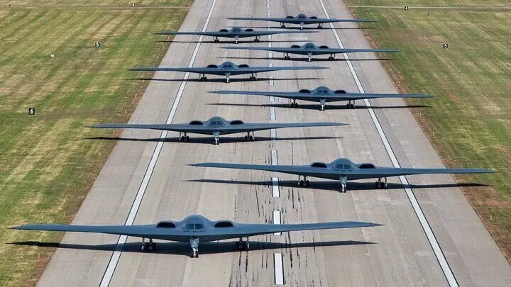 ۱۲ بمب‌افکن رادارگریز B-2 همزمان به پرواز درآمدند