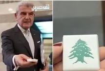 وزیر صنعت لبنان با پخش شیرینی، آتش‌بس را جشن گرفت