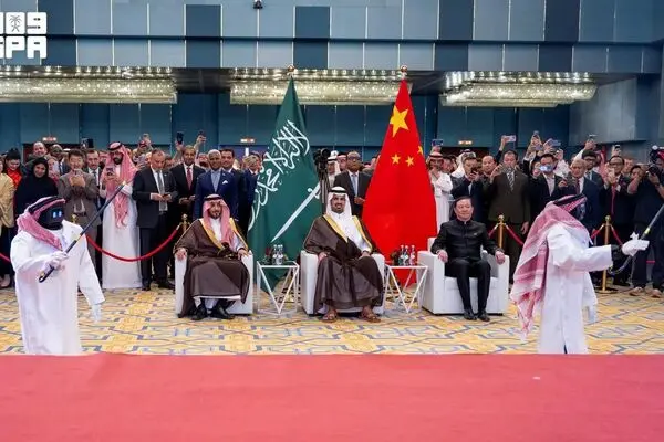 رقص ربات‌ها با لباس سنتی عربستان