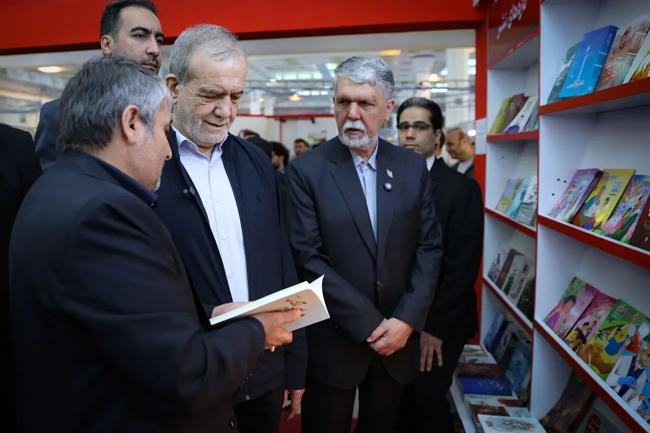  گفت‌وگوی پزشکیان با ناشران در نمایشگاه کتاب