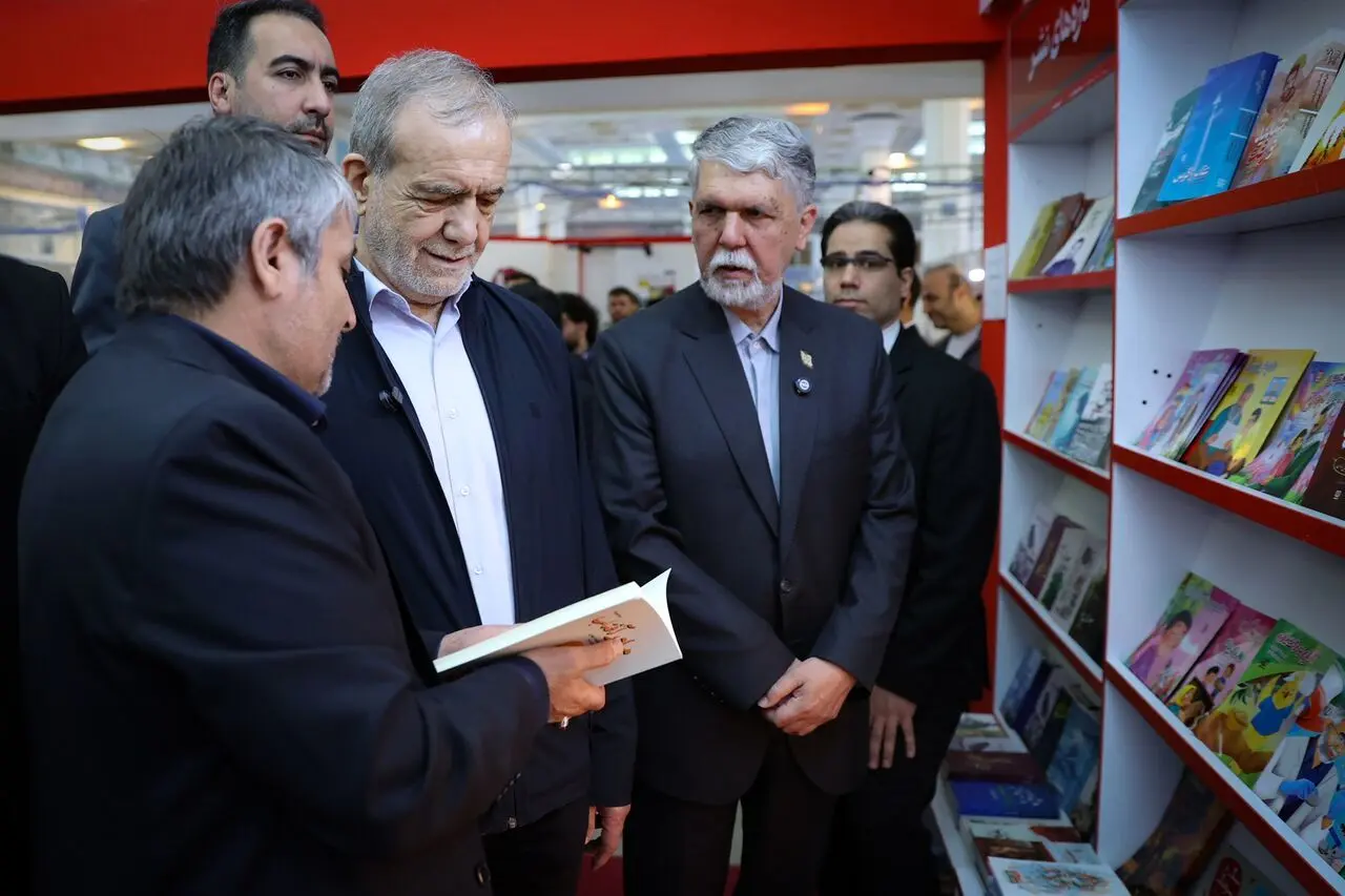  گفت‌وگوی پزشکیان با ناشران در نمایشگاه کتاب